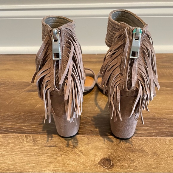 BCBGeneration Calizi Sandals Size 8.5M Suede Leather Block Heel Open Toe Fringe - Picture 6 of 10